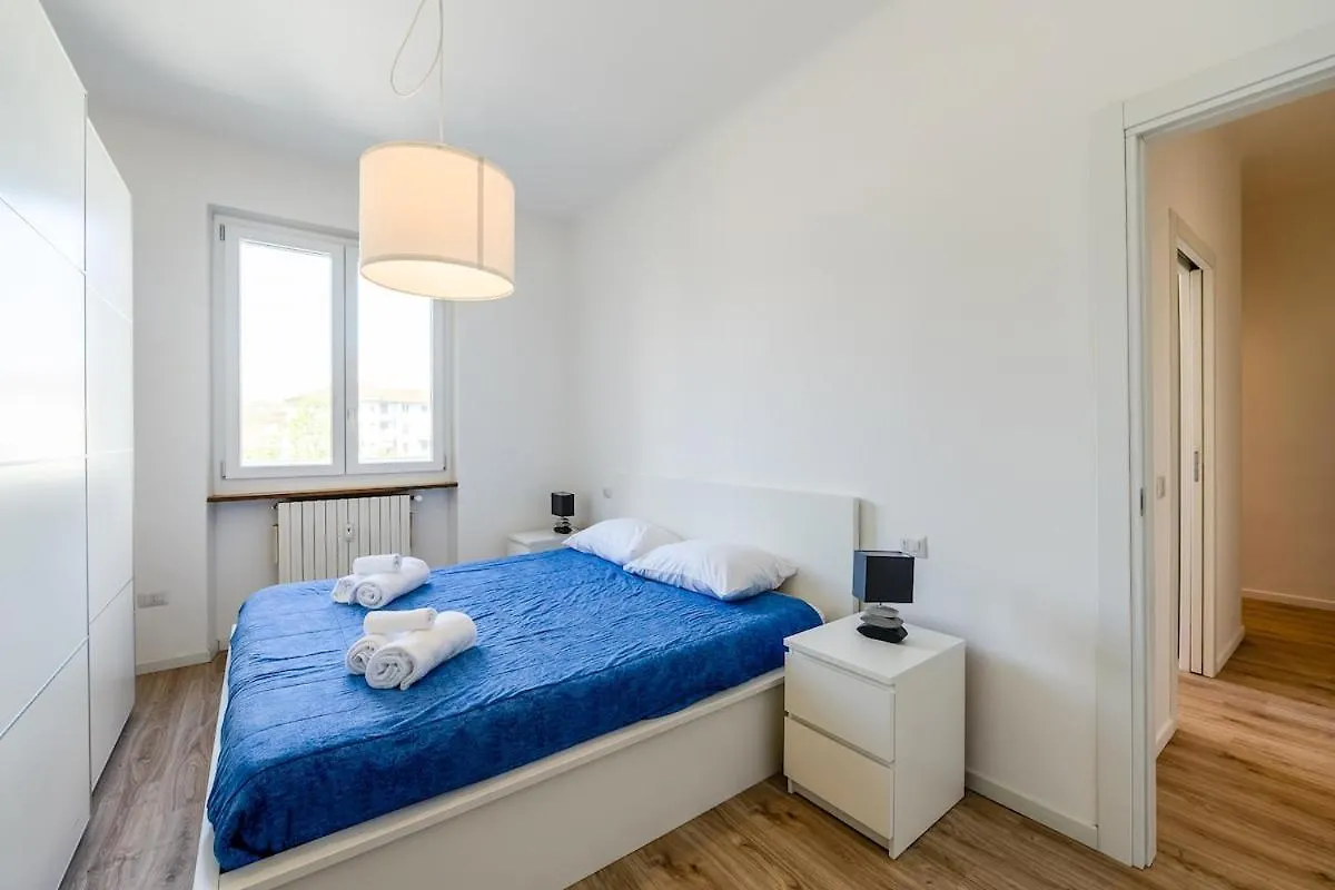 Spacious And Bright Apartment In Porta Vittoria 밀라노
