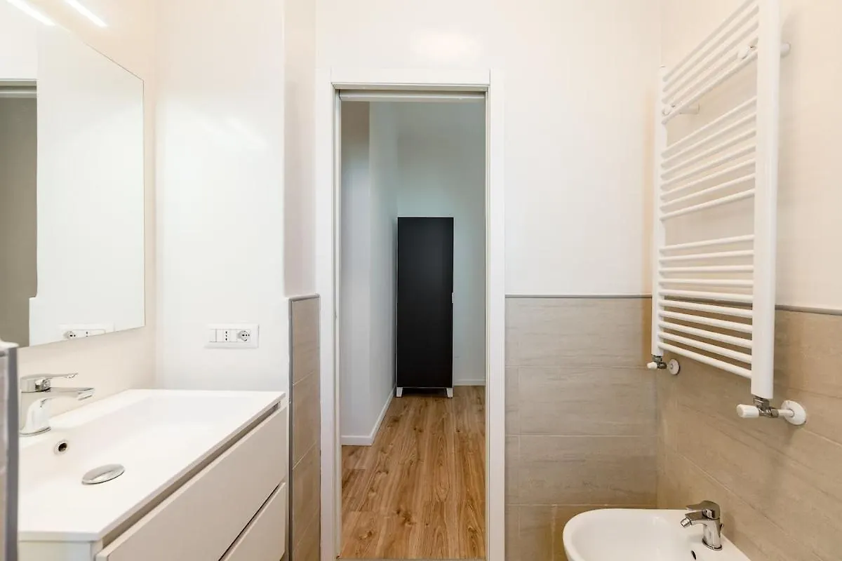 Spacious And Bright Apartment In Porta Vittoria 밀라노